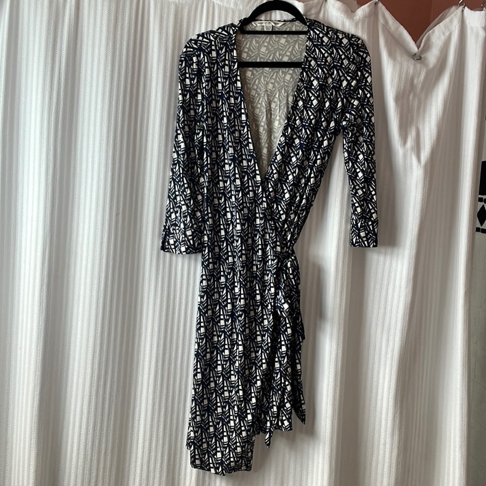Diane von Furstenberg printed wrap dress 100% silk mid length